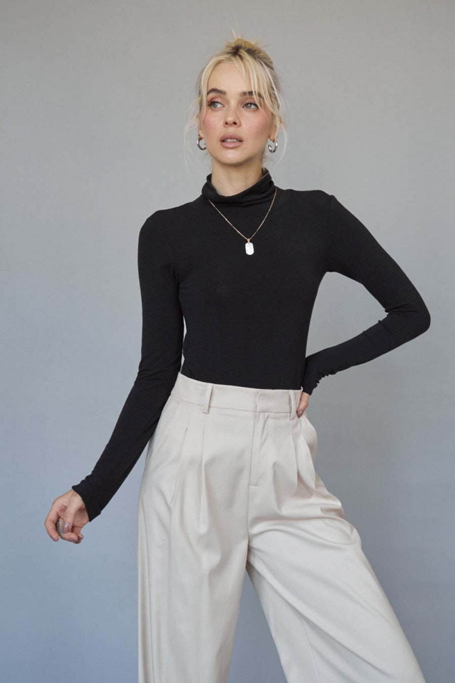 KIM BLACK TURTLE NECK