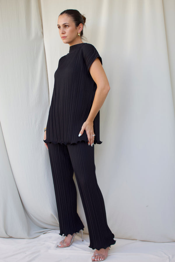 PLEATED OVERSIZED SCALLOP EDGE TOP